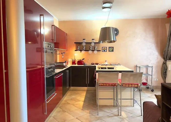 Moderno Vicino Stazione E Treno Storico! スルモナ